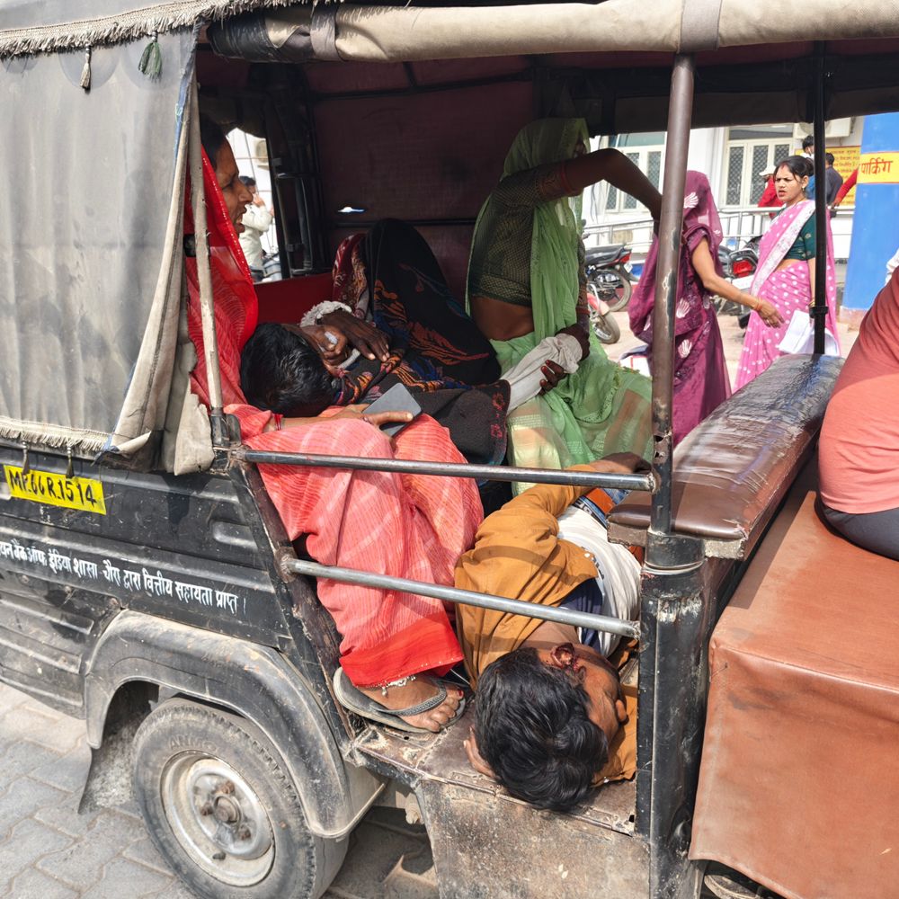 अस्पताल में घायल 20 मिनट तक ऑटो में पड़े रहे:  समय पर नहीं मिला इलाज, सिंगरौली में दो बाइक की भिड़ंत में लगीं चोटें – Singrauli News