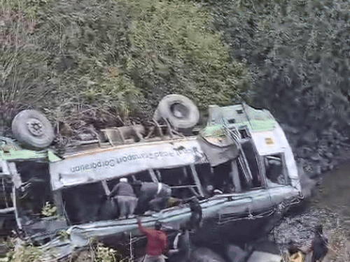 हिमाचल की रोडवेज बस खाई में गिरी, 4 की मौत:  उत्तराखंड में नेरवा-पांवटा साहिब मार्ग पर हादसा, बस में थे 34 लोग, कई गंभीर, CM सुक्खू ने ली जानकारी – Shimla News