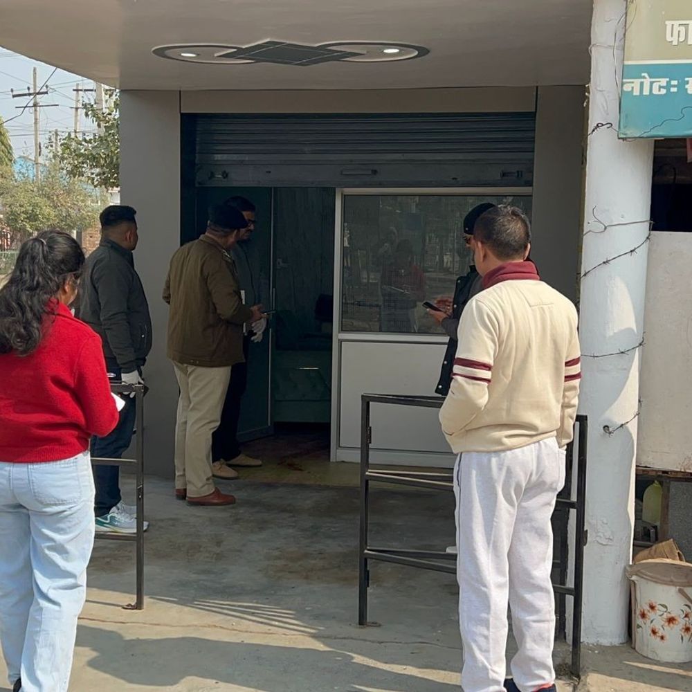 हांसी में प्रॉपर्टी डीलर की धारदार हथियार से हत्या:  रिटायर्ड पंचायत सेक्रेटरी थे; पत्नी दफ्तर पहुंची तो चला पता, हमलावर से ली टक्कर – Hansi News