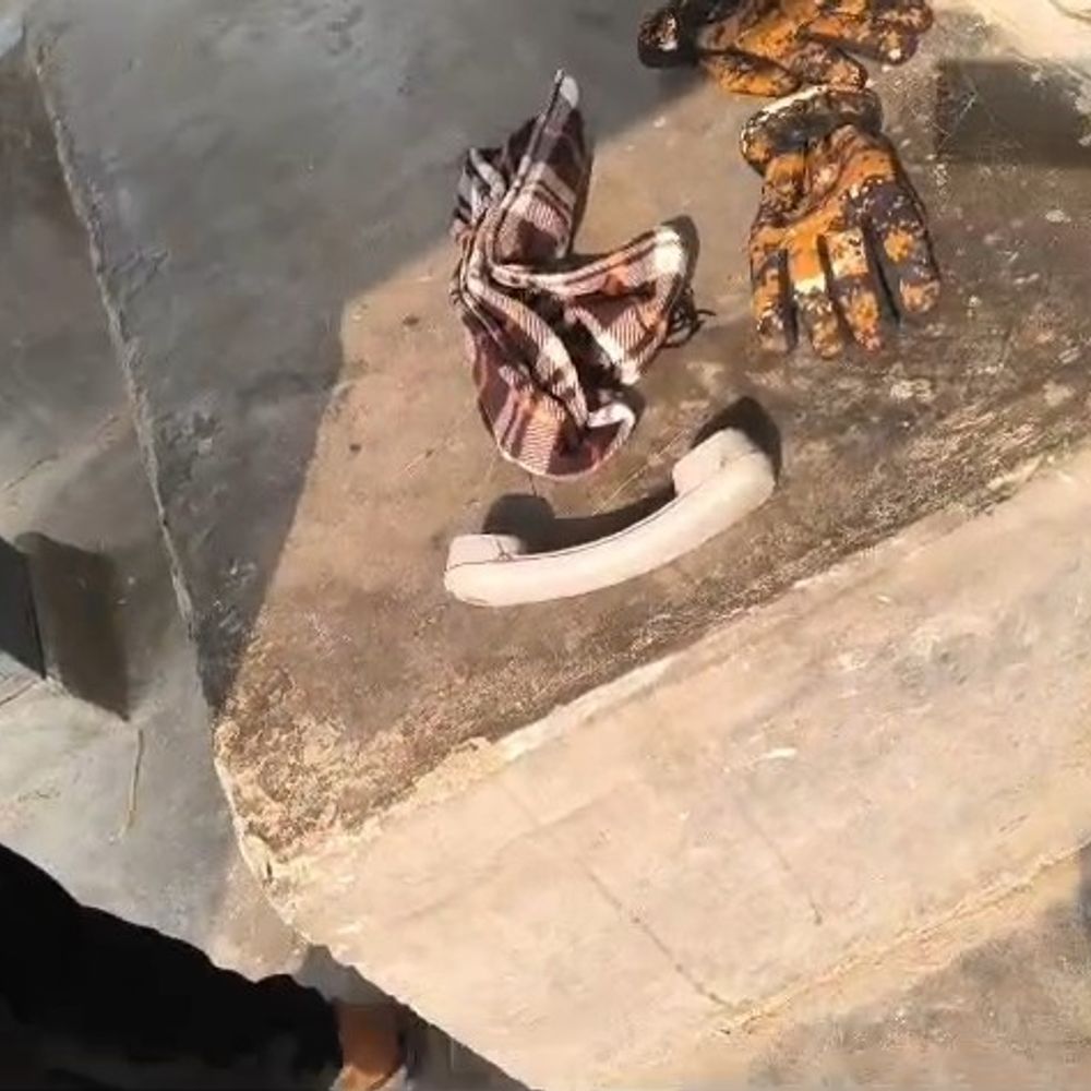 समस्तीपुर में रेलवे फाटक बंद होने से लोग भड़के:केबिन में तोड़फोड़, टेलीफोन और तार तोड़ा; विरोध करने पर गेटमैन के साथ मारपीट