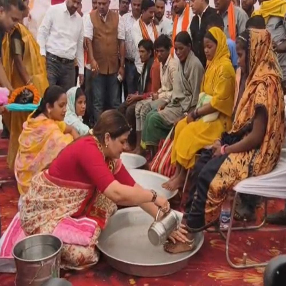कवर्धा में 64 आदिवासी परिवारों की घर वापसी:  पंडरिया विधायक भावना बोहरा ने पैर पखारकर किया स्वागत, वनांचल क्षेत्र में 2 बाइक एंबुलेंस की सौगात – kabirdham News