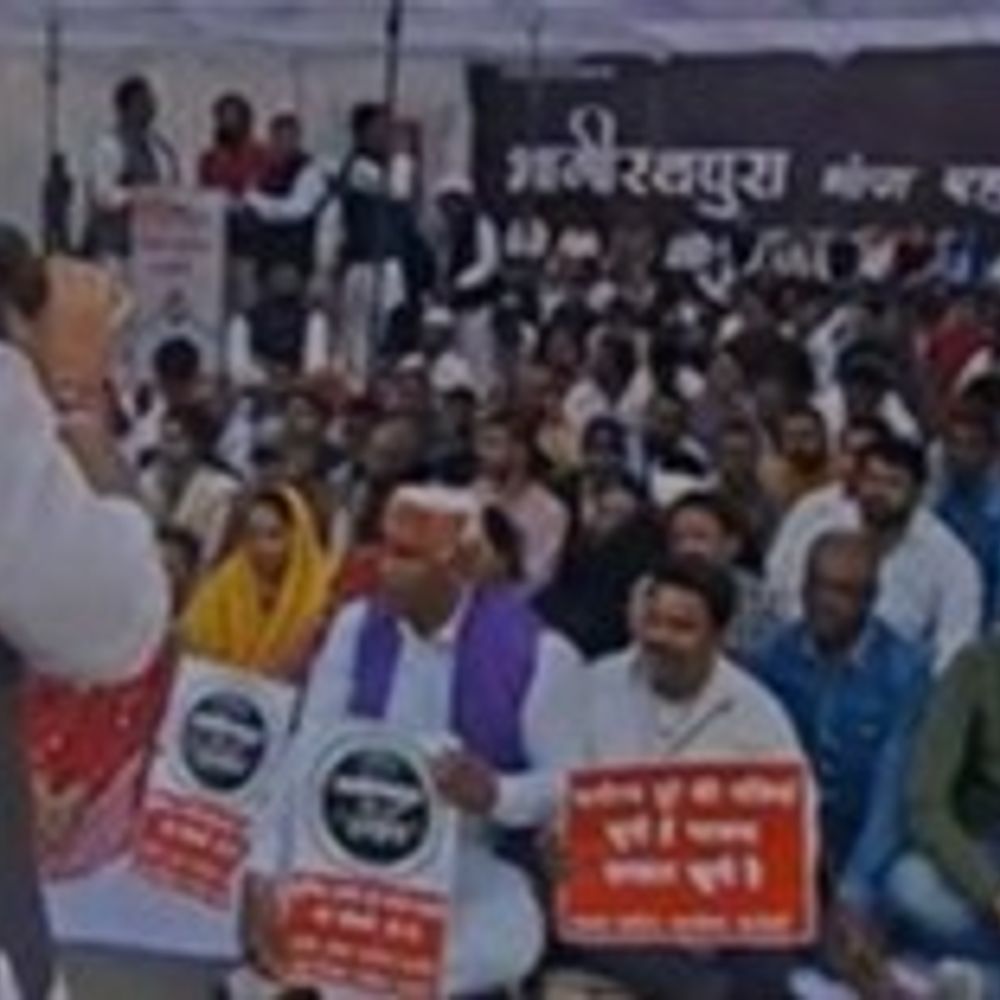 भागीरथपुरा में मौतों को लेकर कांग्रेस का धरना शुरू:  राजबाड़ा में जुटे कांग्रेसी, मृतकों के परिवार को एक करोड़ मुआवजे और सरकारी नौकरी की मांग – Indore News