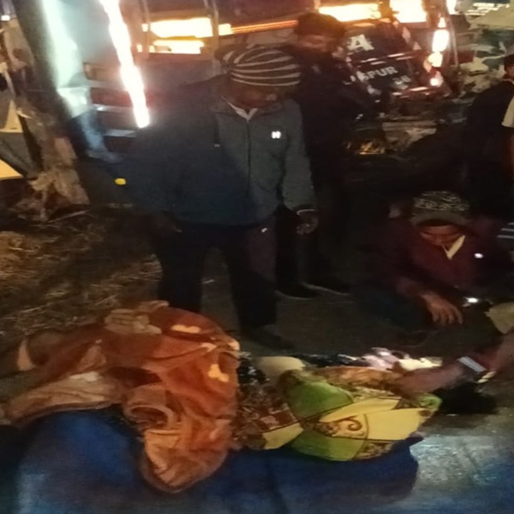 श्रद्धालुओं की बस पेड़ से टकराई, एक की मौत,14 गंभीर:  अंबिकापुर-वाराणसी मार्ग में ट्रक की टक्कर के बाद हादसा, 54 घायलों का अंबिकापुर में इलाज, दो रेफर – Ambikapur (Surguja) News