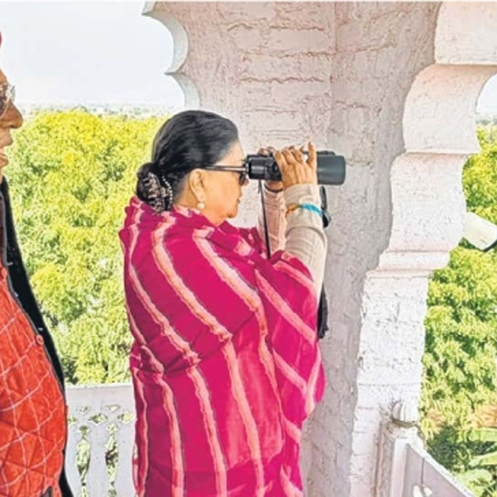 Vasundhara Raje invites Devi Singh Bhati to Jaipur for political ...