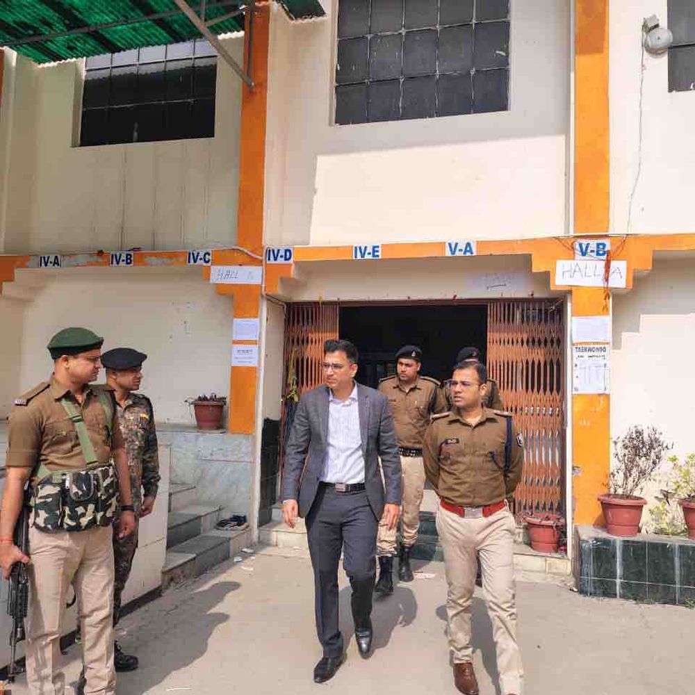 मोतिहारी में इंटर परीक्षा का दूसरा दिन शांतिपूर्ण:69 केंद्रों पर दो पालियों में परीक्षा, गणित-राजनीति शास्त्र विषय, 385 परीक्षार्थी अनुपस्थित, कदाचार नहीं