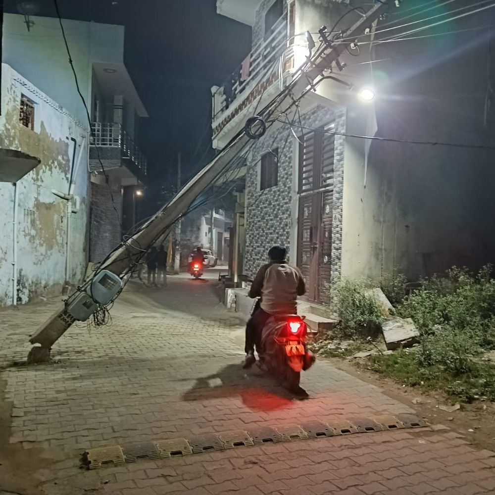 फर्रुखनगर में प्ले-स्कूल के पास बिजली खंभा झुका:  वार्ड-14 में खुले में लटक रहे बिजली तार; बड़ा हादसा टला, लोग भयभीत – Farrukh Nagar News