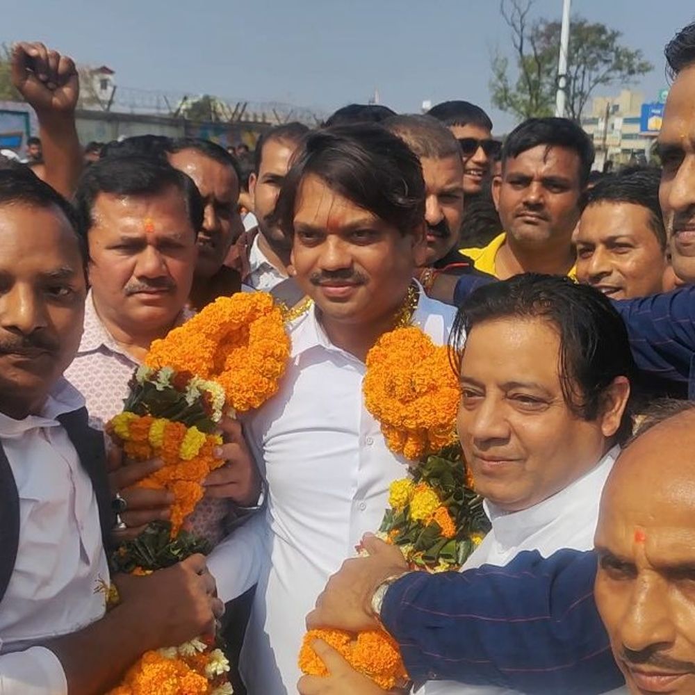 धनबाद नगर निगम चुनाव में सियासी पारा चढ़ा:  पूर्व विधायक संजीव सिंह ने ठोकी मेयर पद पर दावेदारी, नामांकन के साथ ही गरमाया चुनावी माहौल – Dhanbad News