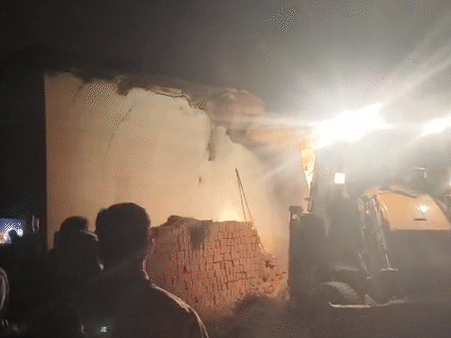 गिरिडीह के एक घर में लगी भीषण आग:  अनाज-कपड़े समेत सारा सामान जलकर खाक, दमकल-जेसीबी से पाया गया काबू – Giridih News