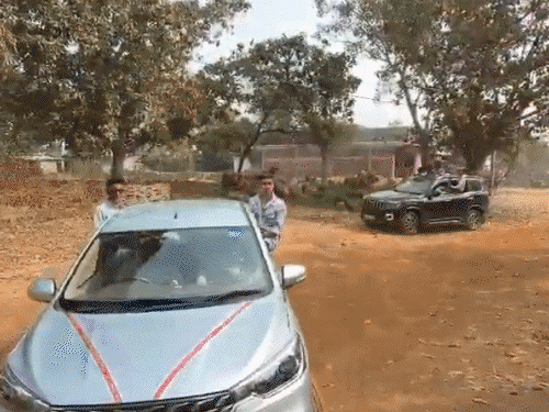 स्कूल फेयरवेल पार्टी बना स्टंट शो,VIDEO:कार के विंडो से लटके छात्र,हरियाणवी गाने पर रील बनाई, सोशल-मीडिया पर डाला, पुलिस से कहा- क्या कर लोगे