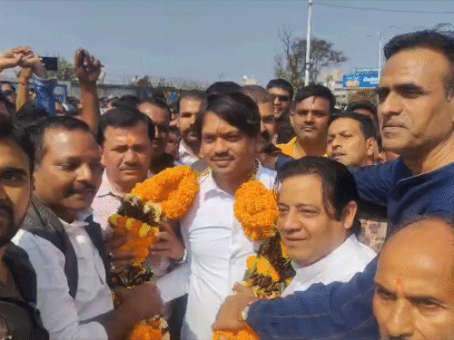 धनबाद नगर निगम चुनाव में सियासी पारा चढ़ा:  पूर्व विधायक संजीव सिंह ने ठोकी मेयर पद पर दावेदारी, नामांकन के साथ ही गरमाया चुनावी माहौल – Dhanbad News