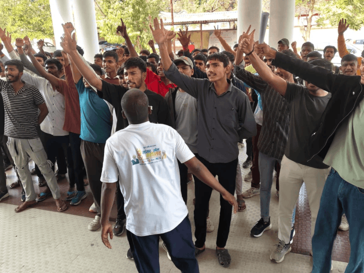 अग्निवीर भर्ती 2026 में आयु सीमा बदलाव का विरोध:  ओवरएज हुए अभ्यर्थियों ने बैतूल कलेक्ट्रेट पहुंचकर राष्ट्रपति के नाम सौंपा ज्ञापन – Betul News