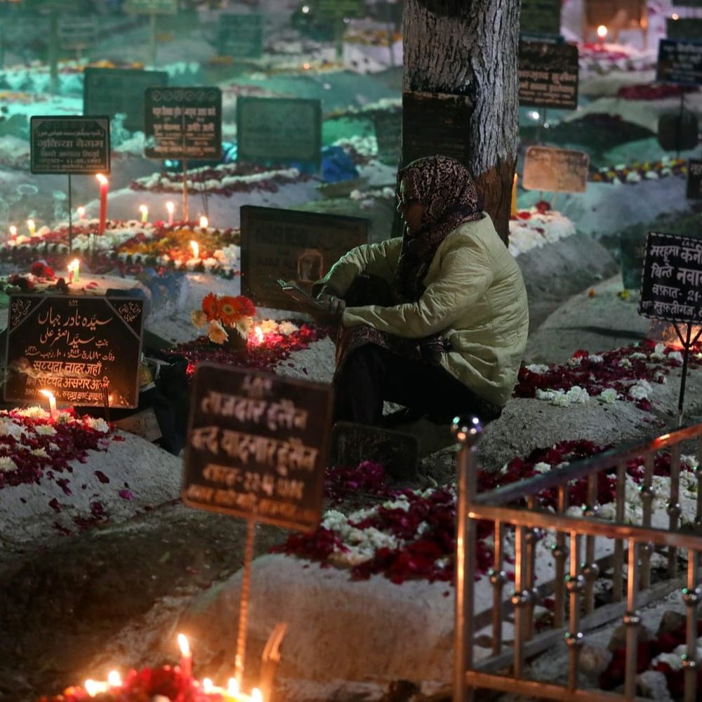 लखनऊ शबे बरात पर कब्रिस्तान में उमड़ी भीड़:  पूर्वजों की कब्रों पर बरसे अकीदत के फूल , मोमबत्तियों से रौशन हुई कब्र , कुरआन पढ़कर मांगी दुआ – Lucknow News