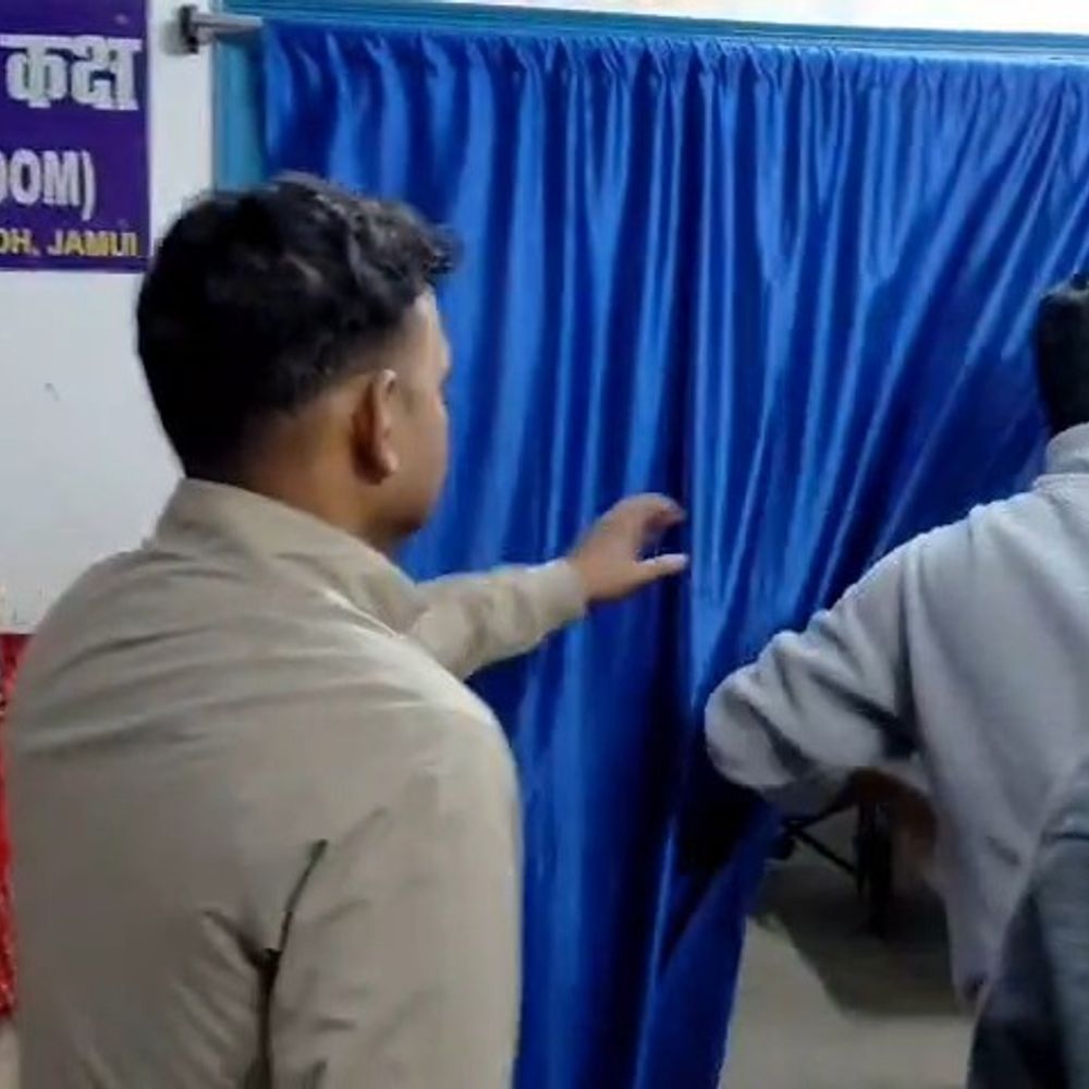 DM-SP ने सदर अस्पताल का किया सरप्राइज इंस्पेक्शन:  जमुई में बिना काफिले पहुंचे, खुद गाड़ी चला रहे थे SP – Jamui News