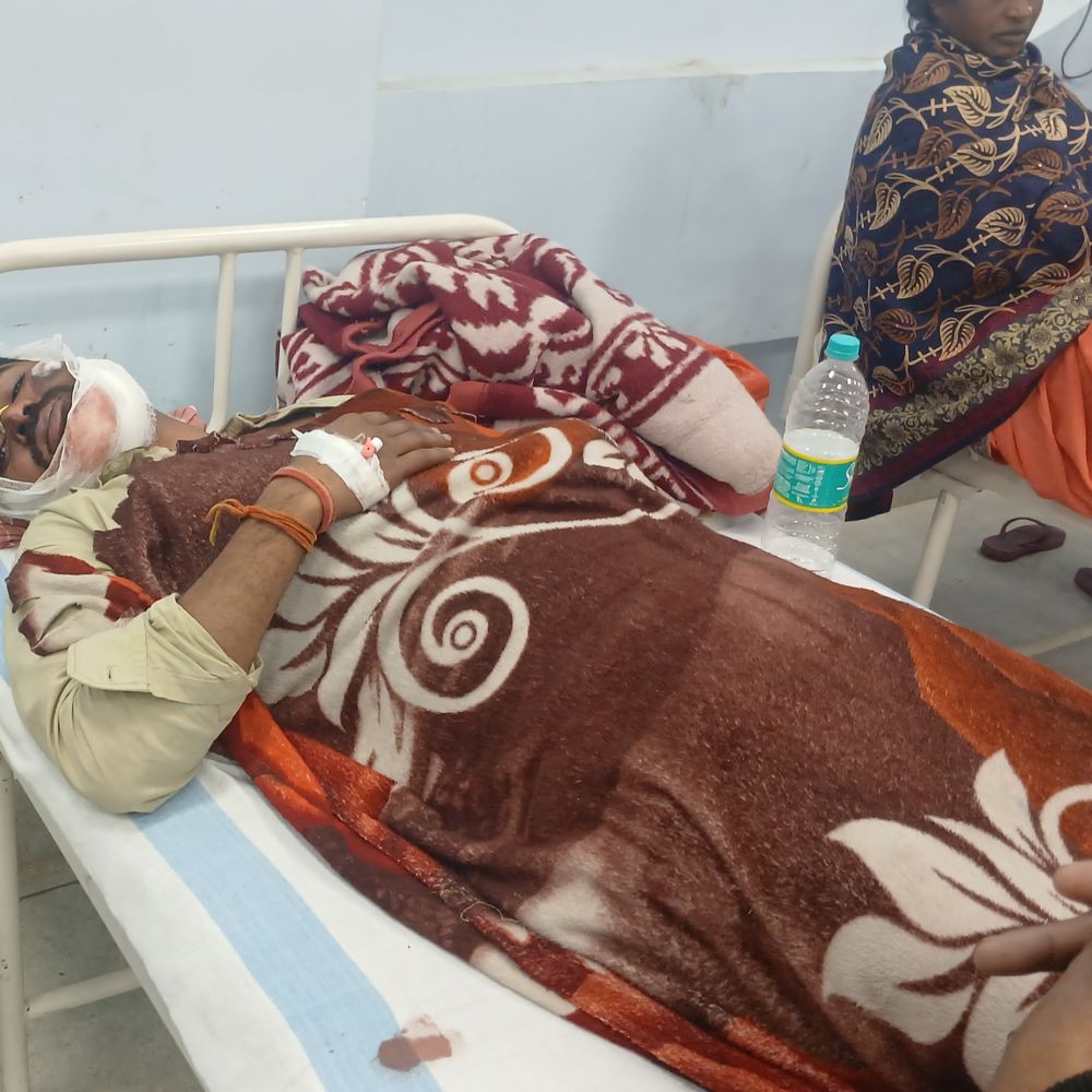 गोपालगंज में बाइक डिवाइडर से टकराई, युवक गंभीर घायल:शादी समारोह से लौटते समय हुआ एक्सीडेंट, हॉस्पिटल में भर्ती