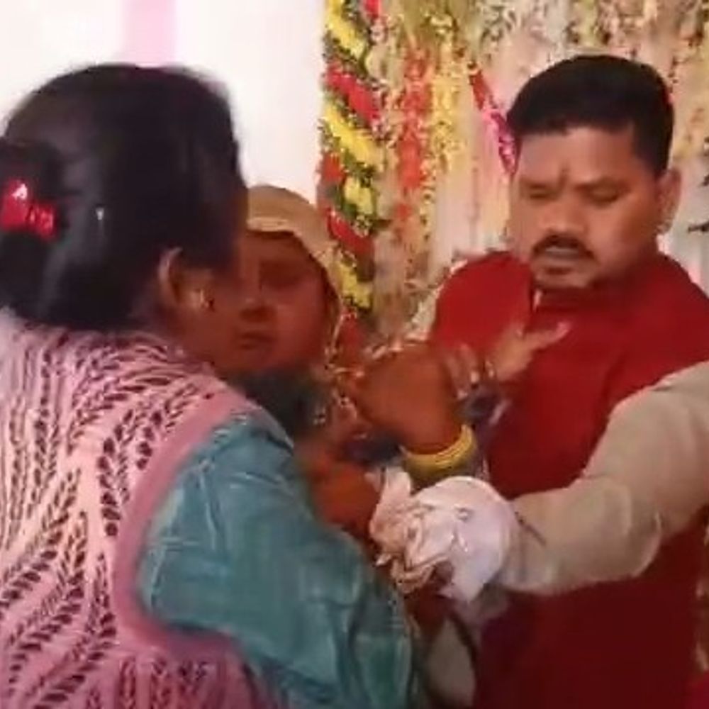 तीसरी शादी करते समय दूसरी पत्नी ने पति को दबोचा:  सीतापुर में पहली पत्नी से तलाक, दूसरी पत्नी ने दहेज विवाद का चल रहा मुकदमा – Sitapur News