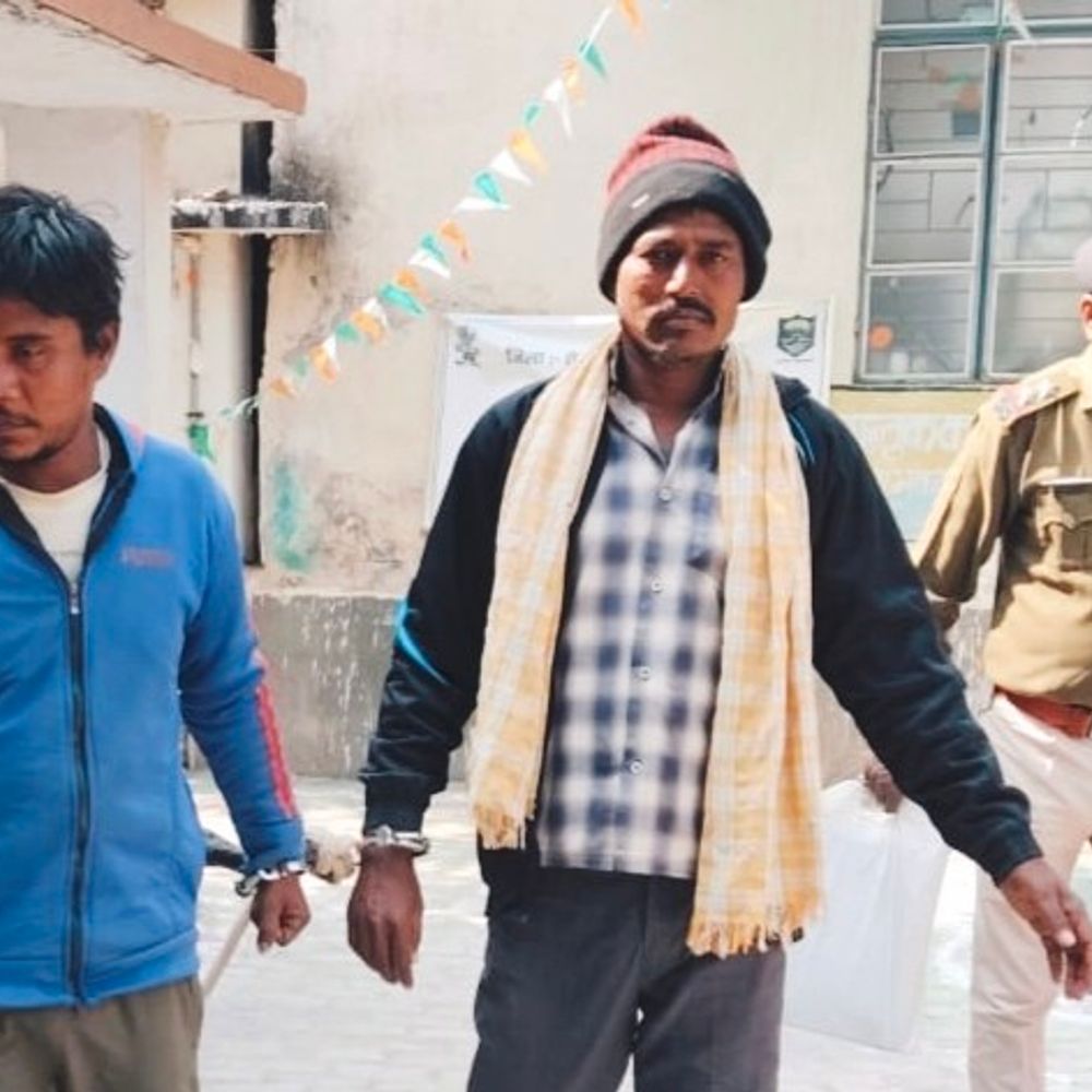 शेखपुरा में नदी किनारे शराब बेचते कारोबारी गिरफ्तार:शराबी भी पकड़ा गया, बोरे में बड़ी खेप बरामद, आरोपी जेल भेजा गया