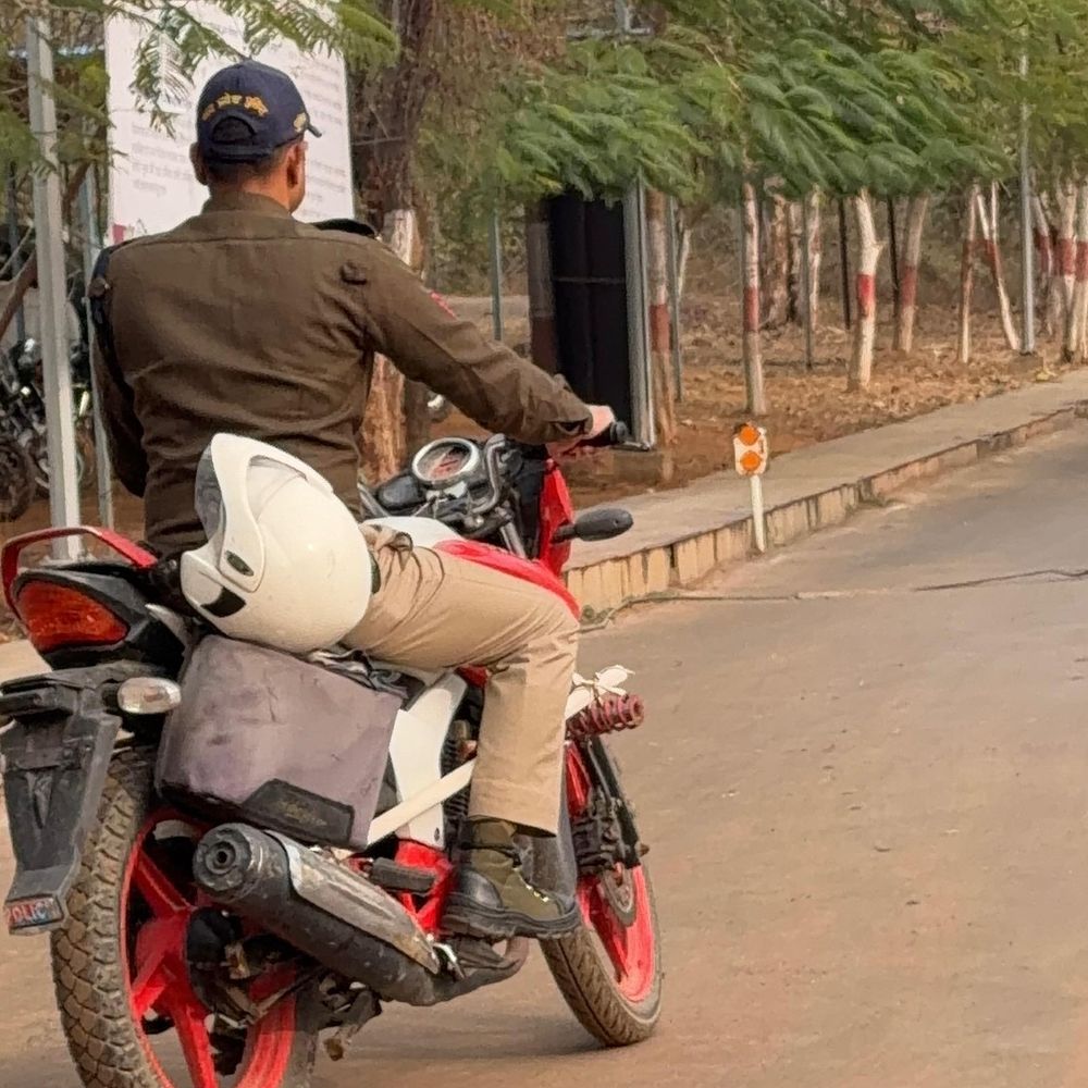 कलेक्टर-SP कार्यालय में ‘नो हेलमेट-नो अटेंडेंस’ आदेश बेअसर:बिना हेलमेट पहुंच रहे कर्मचारी; नागरिकों का कहना ​नियम सबके लिए बराबर हो