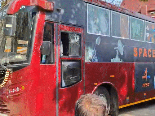 IIT-ISM धनबाद पहुंची इसरो की ‘स्पेस ऑन व्हील्स’:  छात्रों ने करीब से जाना चंद्रयान–मंगल मिशन का सफर, दिखा उत्साह – Dhanbad News
