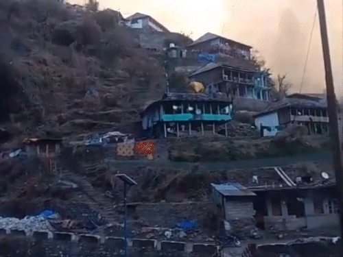 कुल्लू में गांव के पीछे पहाड़ दरका, VIDEO:  घर छोड़कर भागे लोग, अभी भी पत्थर गिर रहे, दहशत में ग्रामीण – Patlikuhal News