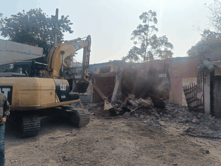 हरदा में 84 मकान-दुकानों को प्रशासन ने गिराया:  रेलवे ओवरब्रिज निर्माण के लिए हटाया अतिक्रमण, पहले दिए थे नोटिस – Harda News