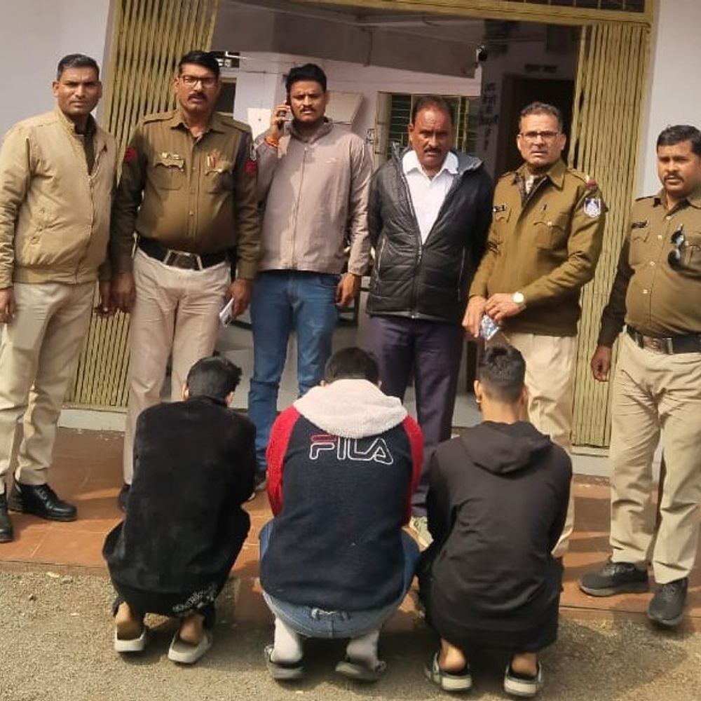 सागर में ट्राली चोरी के मामले में तीन गिरफ्तार:घर के बाहर खड़ी ट्राली को ट्रैक्टर की मदद से लेकर भागे थे आरोपी