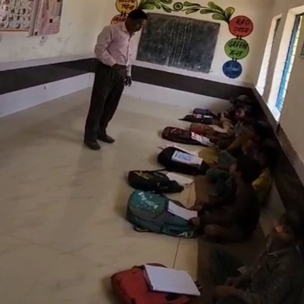 नशे की हालत में स्कूल पहुंचे हेडमास्टर सस्पेंड:कमरे में सोते मिले थे, नशे में बच्चों को पढ़ाने की कोशिश, DEO ने की कार्रवाई