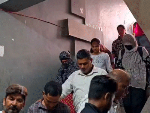 सूरत में ‘टोकन वाले’ सेक्स रैकेट का भंडाफोड़:पॉश इलाके में मसाज पार्लर की आड़ में चल रहा था रैकेट, 3 ग्राहक समेत 5 गिरफ्तार