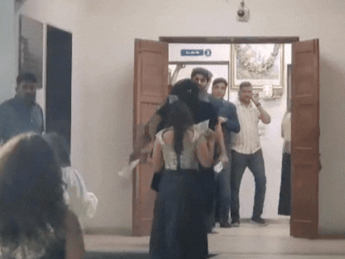 शराबबंदी वाले गुजरात में चल रही थी हाईटेक शराब पार्टी:साणंद के फार्म हाउस में मास्क लगाकर हो रही थी पार्टी, 38 महिलाओं समेत 81 पकड़ाए