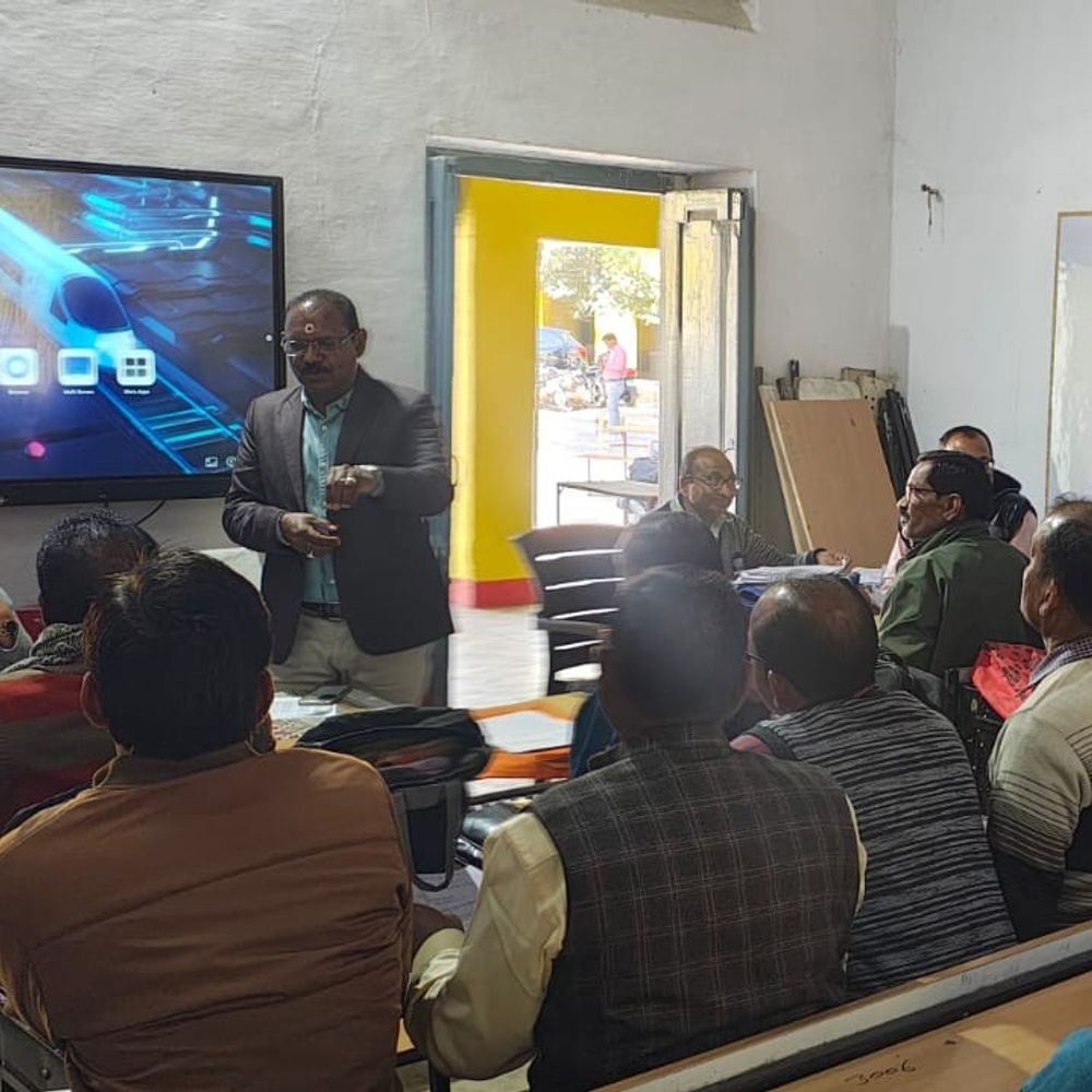 निवाड़ी में 10 फरवरी से बोर्ड परीक्षाएं:सामग्री बांटी, 9 हजार 361 स्टूडेंट्स देंगे एग्जाम; 11 सेंटरों पर CCTV लगे