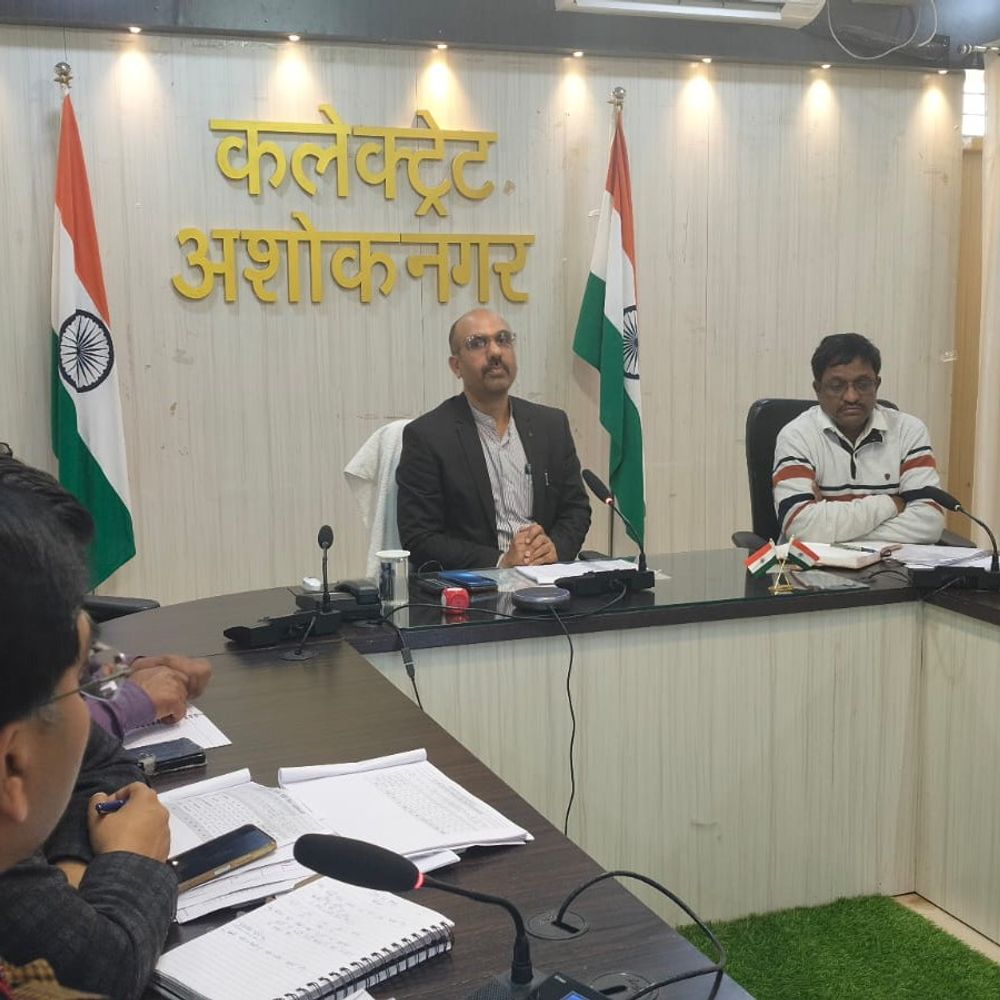 अशोकनगर में ड्रिप-स्प्रिंकलर को प्राथमिकता देने के कलेक्टर के निर्देश:नरवाई न जलाने, किसानों की आय बढ़ाने और उद्यानिकी फसलों पर दिया जोर