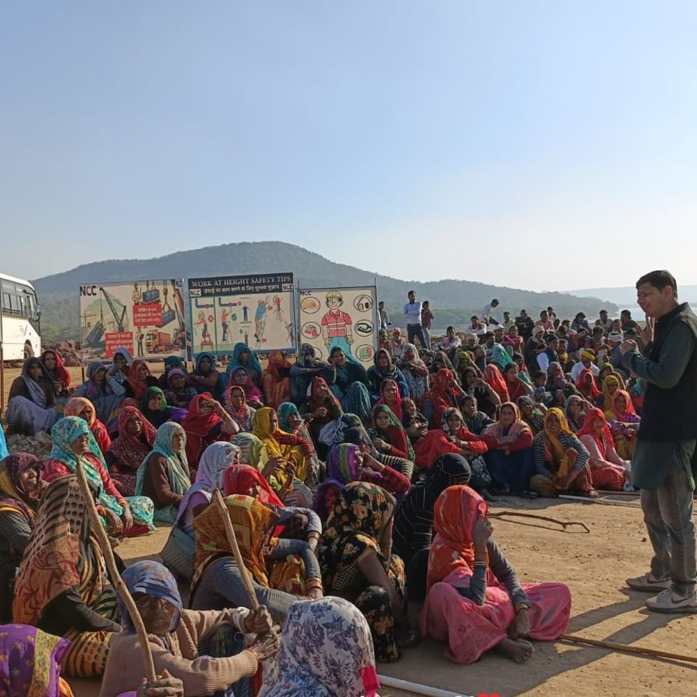 छतरपुर में केन-बेतवा विस्थापितों में आक्रोश, किया प्रदर्शन:आदिवासी महिलाओं ने बांध निर्माण रुकवाया, प्रशासन पर लगाया मनमानी का आरोप