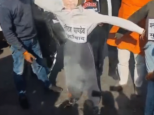 यूपी में मनोज बाजपेयी की फिल्म ‘घूसखोर पंडत’ पर FIR:प्रयागराज में एक्टर-डायरेक्टर का पुतला फूंका; कांग्रेस बोली- BJP सरकार घूसखोर