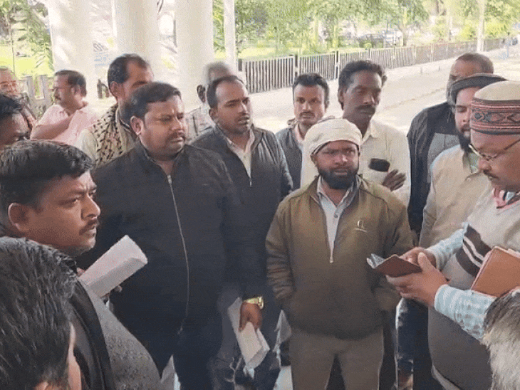 रीवा में मतदाता सूची से नाम कटने पर आक्रोश:गुढ़ क्षेत्र के लोग कलेक्ट्रेट पहुंचे; कलेक्टर ने कहा- जांच कराई जाएंगी