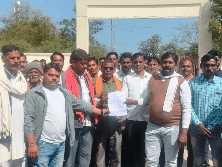 मडिया बांध प्रभावितों ने मुआवजे और विस्थापन की मांग की:रायसेन में बोले- जमीनें डूबने से बेरोजगार हो गए