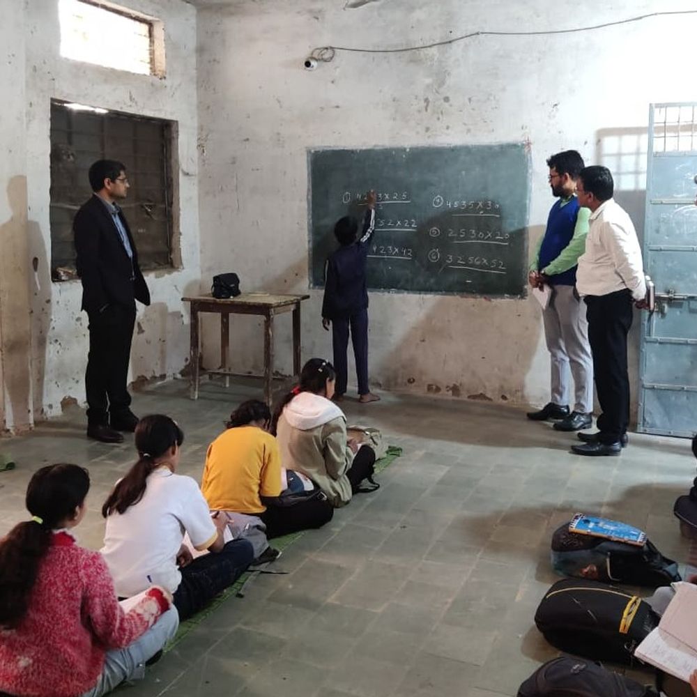 भिंड कलेक्टर ने बोर्ड परीक्षा केंद्रों का किया निरीक्षण:कहा-फर्नीचर, सीसीटीवी, बाउंड्रीवॉल, पेयजल और बिजली व्यवस्था दुरुस्त हो