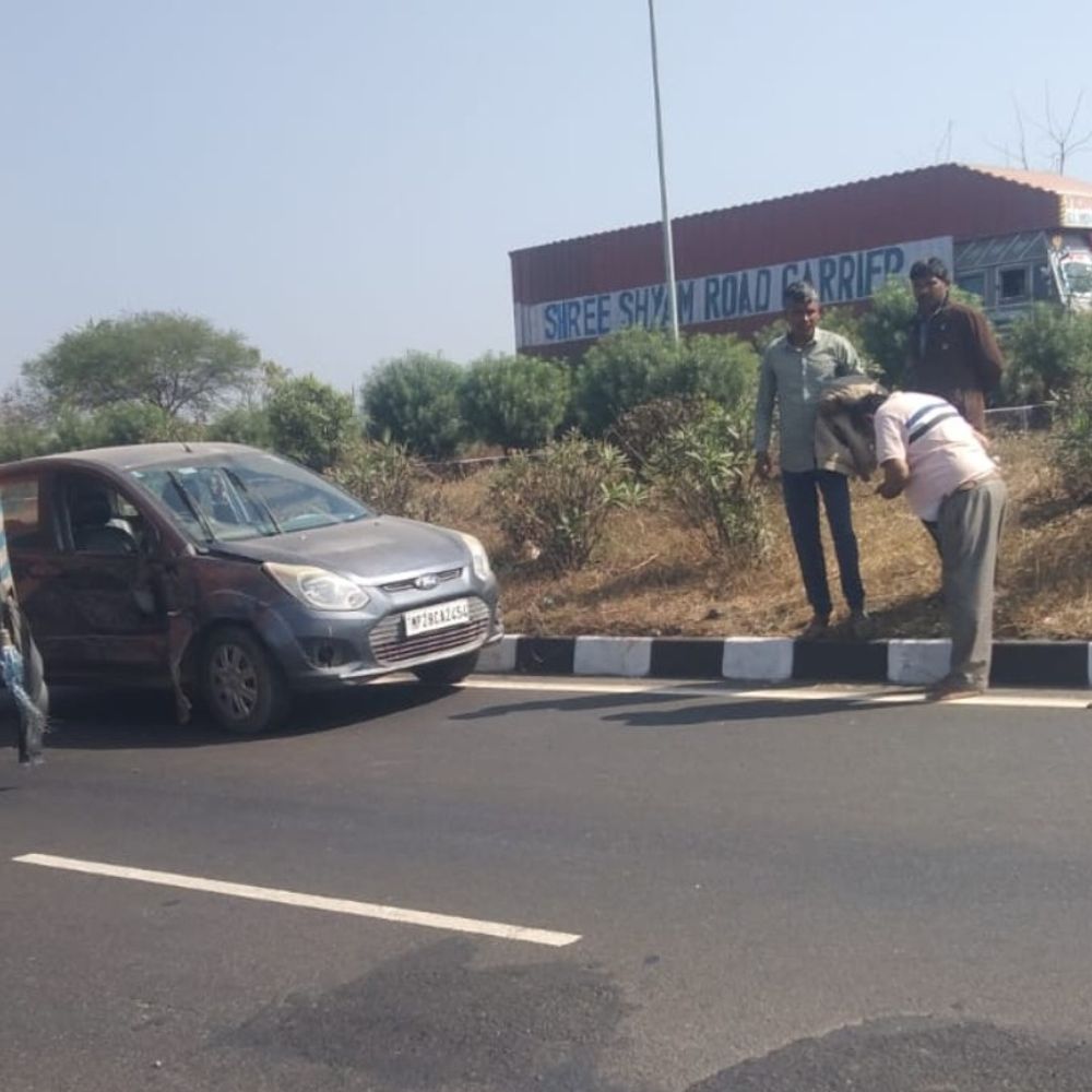 अज्ञात वाहन की टक्कर से कार सवार गंभीर घायल:  सिवनी के अलोनिया में हादसा, चालक फरार – Seoni News