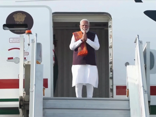 PM मोदी दो दिन के दौरे पर मलेशिया रवाना:8 साल बाद जा रहे, फरार जाकिर नाइक का मुद्दा उठाएंगे, कल CEO फोरम में शामिल होंगे