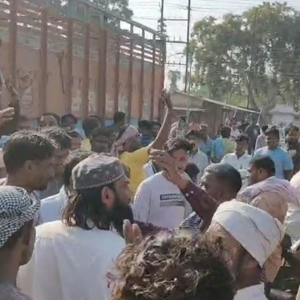 खंडवा रेलवे माल गोदाम पर हम्मालों का हंगामा:  रेट को लेकर काम बंद; ठेकेदार की शिकायत से नाराज मुकदम ने की आत्महत्या की कोशिश – Khandwa News