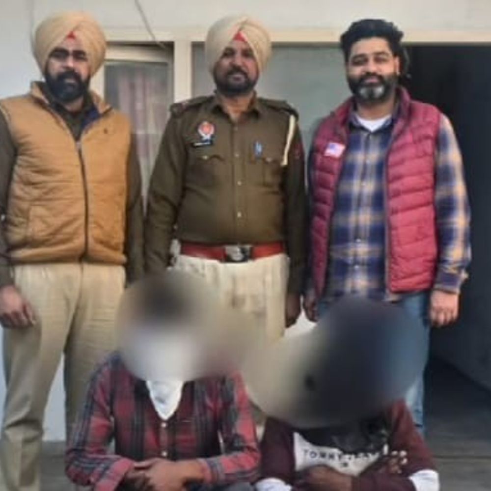 मोगा पुलिस ने अरेस्ट किए दो लुटेरे:  कश्मीरी कपड़ा व्यापारी से की थी लूटपाट, 12 हजार और लेडीज सूट ले गए – Moga News