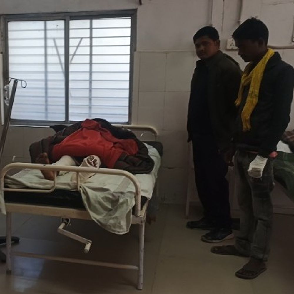 पन्ना में ट्रक ने बाइक को टक्कर मारी, दादी-पोता घायल:  चालक मौके से फरार; दादी के दोनों पैर टूटे – Panna News
