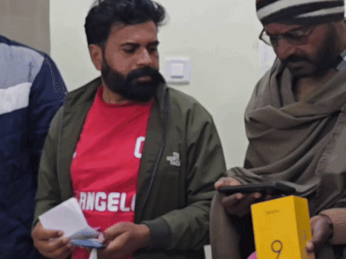 फाजिल्का पुलिस ने गुम हुए 10 मोबाइल बरामद किए:  2 लाख के फोन मालिकों को सौंपे, लोगों ने जताया पुलिस का आभार – Fazilka News