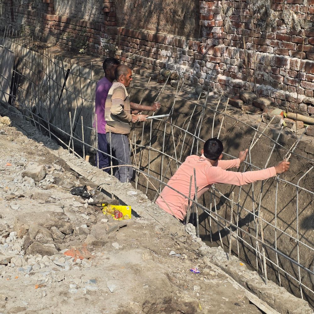 मऊ में नाले की दीवार गिरी, मजदूर घायल:  नगर पालिका के निर्माण कार्य में लापरवाही, घायल को अस्पताल में कराया भर्ती – Mau News