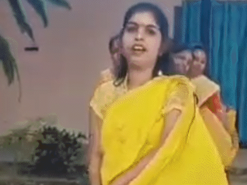 'दामाद जी अंगना में पधारे' गाने पर टीचर्स का VIDEO:फैशन वॉक किया, बोलीं- प्रिंसिपल की पोस्टिंग का विरोध कर रहे, पुराना वीडियो वायरल किया