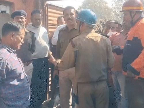 जमशेदपुर के नंदन टेंट हाउस गोदाम में लगी आग:  दमकल की तीन गाड़ियों ने पाया काबू, इलाके में मचा हड़कंप – Jamshedpur (East Singhbhum) News