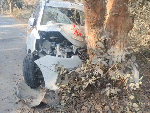चतरा में बारात से लौट रही कार पेड़ से टकराई:  हादसे में एक की मौत, चार गंभीर रूप से घायल, प्रतापपुर से लौट रही थी बारात – Chatra News