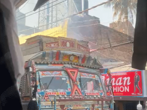 भागलपुर में हाईटेंशन तार से सटा ट्रक:  ड्राइवर की सूझबूझ से टला बड़ा हादसा, घटना के विरोध में लोगों ने किया रोड जाम – Bhagalpur News