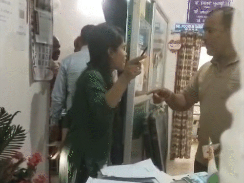 गरियाबंद में एंबुलेंस में ऑक्सीजन खत्म...मरीज की मौत:अस्पताल प्रबंधन पर लापरवाही का आरोप, परिजनों ने किया हंगामा; डॉक्टर बोली- जेल भिजवा दूंगी