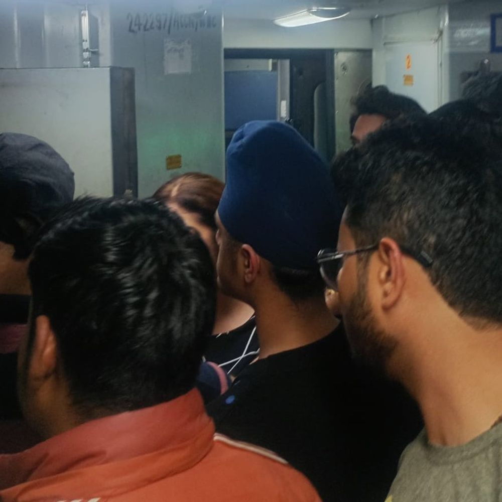 भोपाल एक्सप्रेस में चूहा जलने से आग का अलार्म:  पटरी पर उतरे यात्री; मालगाड़ी की सूचना के बीच अचानक चली ट्रेन; स्टेशन पर हंगामा – Bhopal News