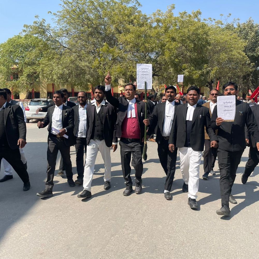 अधिवक्ताओं ने UGC 2026 कानून के समर्थन में किया प्रदर्शन:मऊ डीएम के माध्यम से राष्ट्रपति के नाम भेजा ज्ञापन