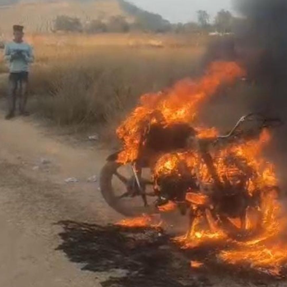 कोरबा में खड़ी बाइक में लगी आग:  पेट्रोल टंकी फटने से अफरा-तफरी, नशे में धुत चालक पास सोया था – Korba News